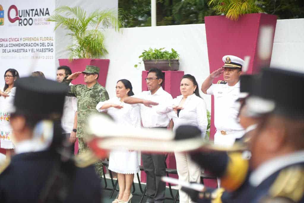 Realizan ceremonia cívica y colocan ofrenda floral en el “Monumento al Maestro”