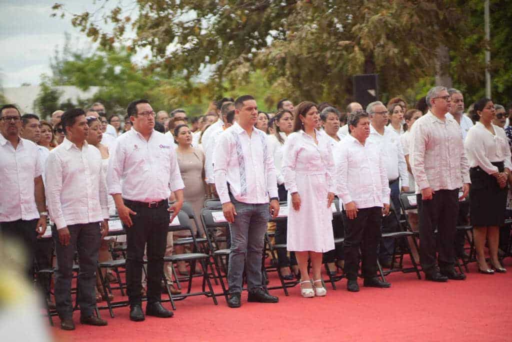 Realizan ceremonia cívica y colocan ofrenda floral en el “Monumento al Maestro”