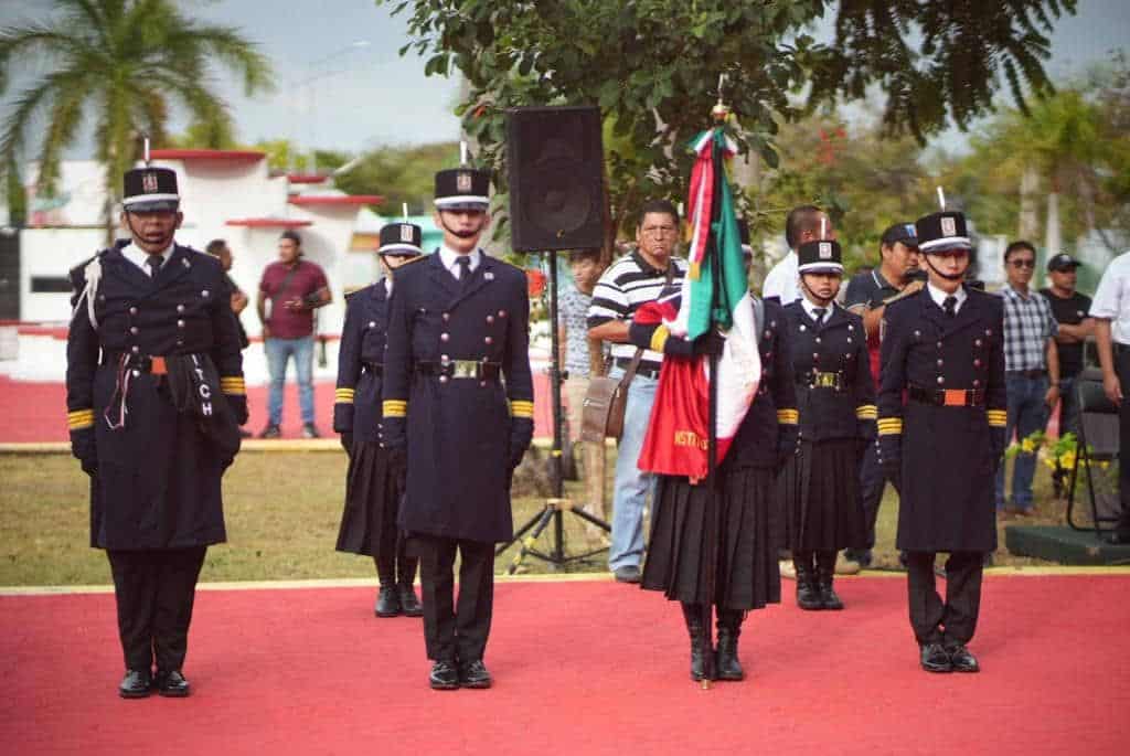 Realizan ceremonia cívica y colocan ofrenda floral en el “Monumento al Maestro”