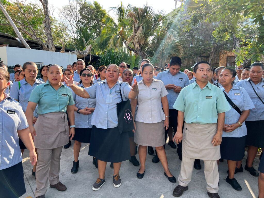 Protestan trabajadores del hotel The Fives por un pago justo de utilidades