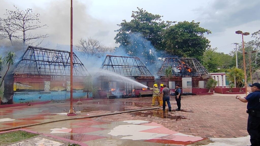 Consume incendio parador turístico de José María Morelos; se presume que fue intencional