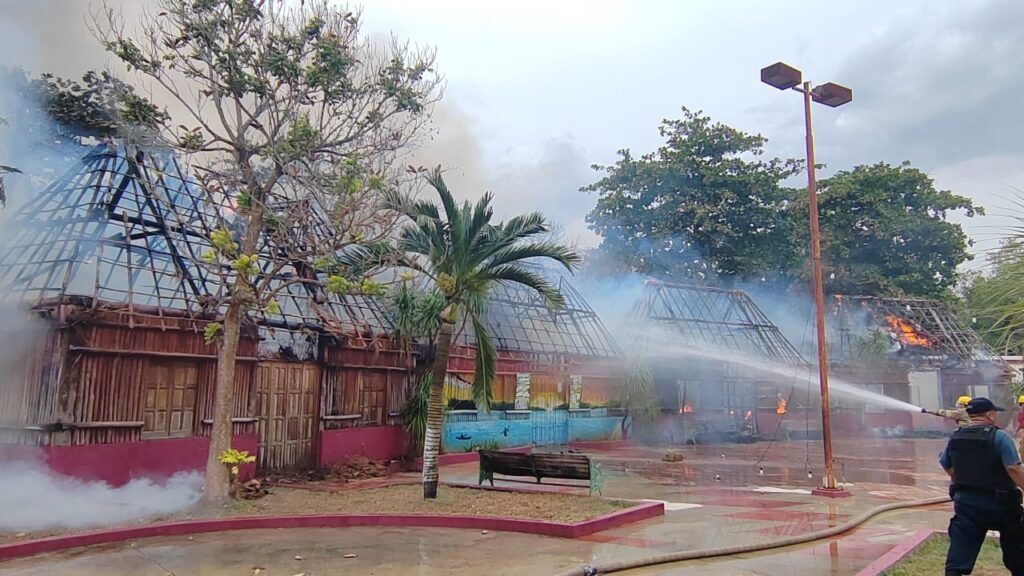 Consume incendio parador turístico de José María Morelos; se presume que fue intencional