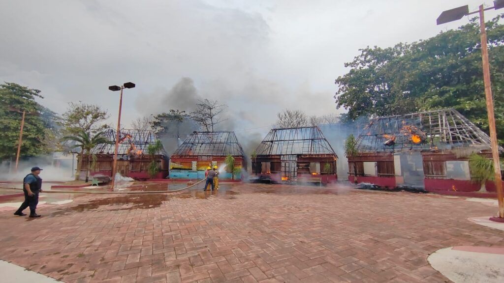 Consume incendio parador turístico de José María Morelos; se presume que fue intencional