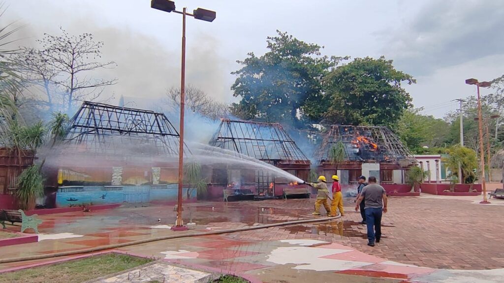 Consume incendio parador turístico de José María Morelos; se presume que fue intencional