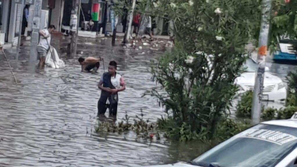 Inundaciones, carros varados y apagones, el saldo de las lluvias en Cancún