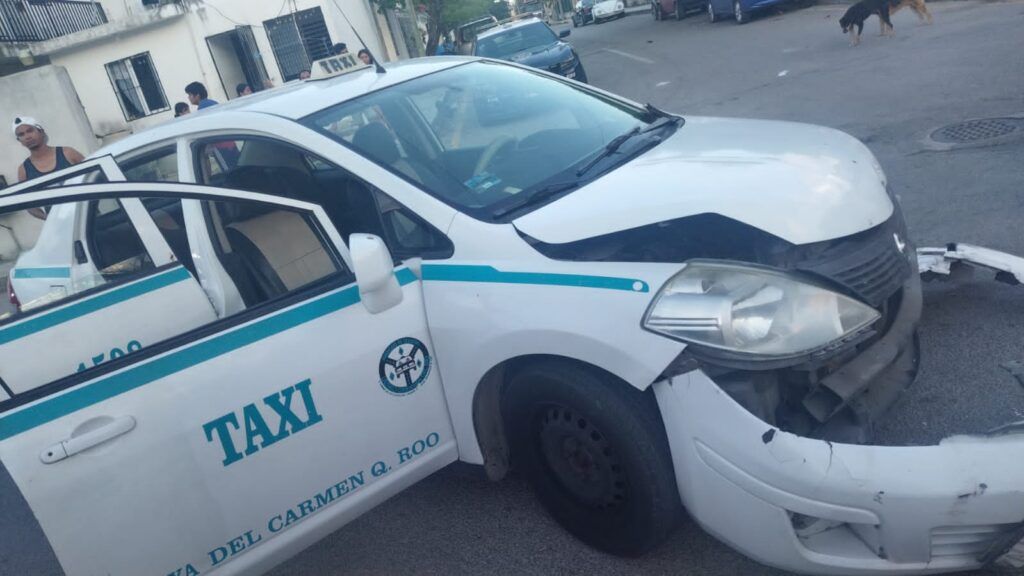 Camioneta de Alcalde de Puerto Aventuras choca contra un taxi y lesiona a dos menores de edad