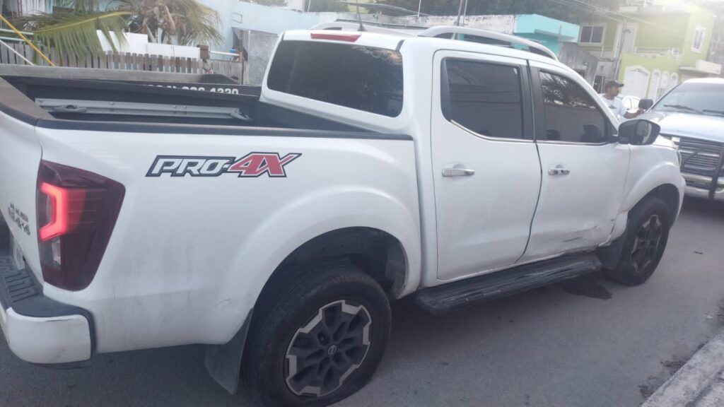 Camioneta de Alcalde de Puerto Aventuras choca contra un taxi y lesiona a dos menores de edad