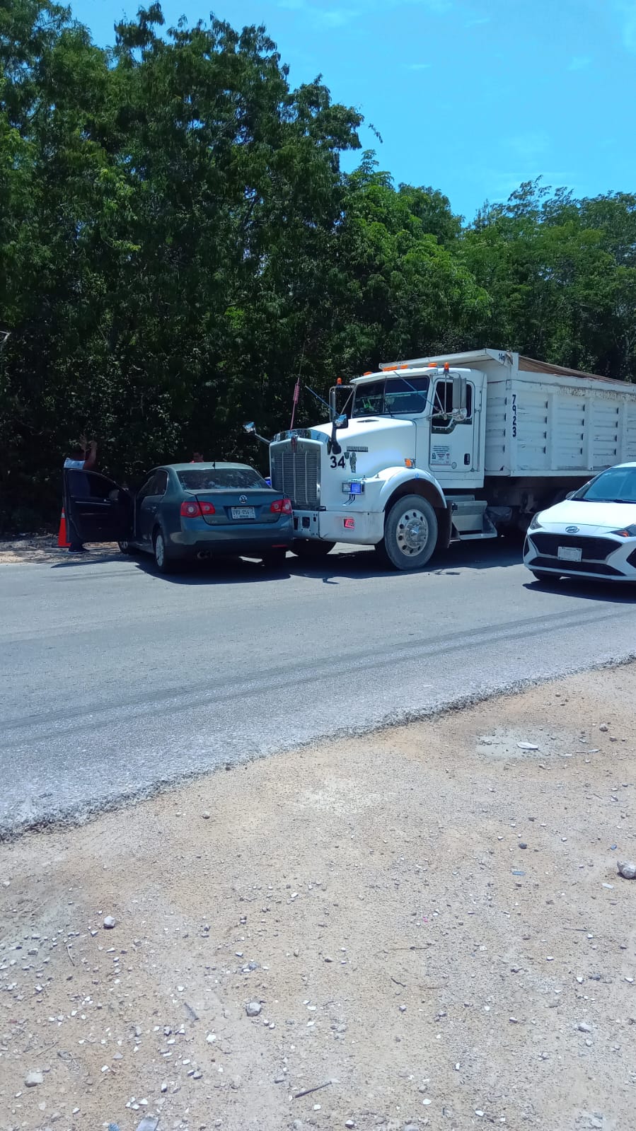 Agente Ministerial hace corte de circulación a Volteo y ocasiona accidente sobre la autopista El Tintal