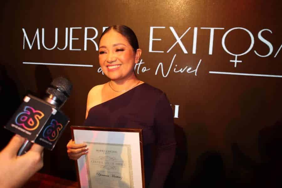 Acude Yensunni Martínez a Miami a recibir premio
