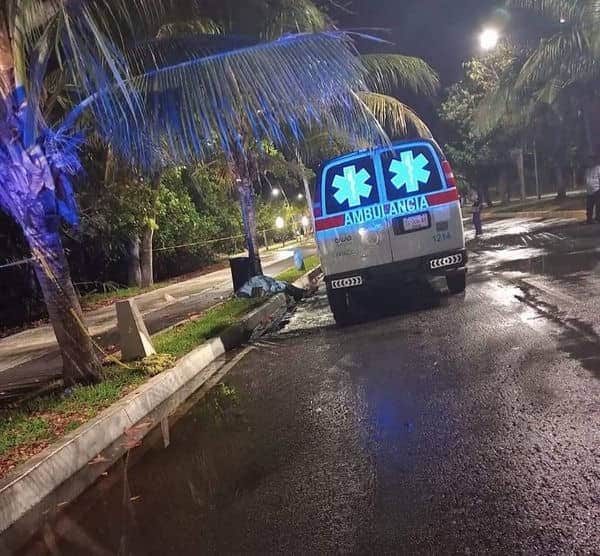 Muere mujer tras derrapar en su motocicleta, en el Bulevar Bahía de Chetumal