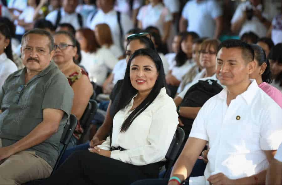 Inaugura Blanca Merari presentación de proyectos de emprendimiento de alumnos del COBACH en Puerto Morelos