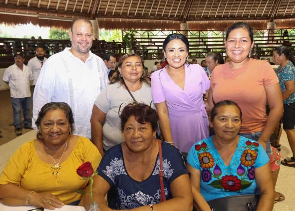Agasaja Blanca Merari a mamás de Puerto Morelos