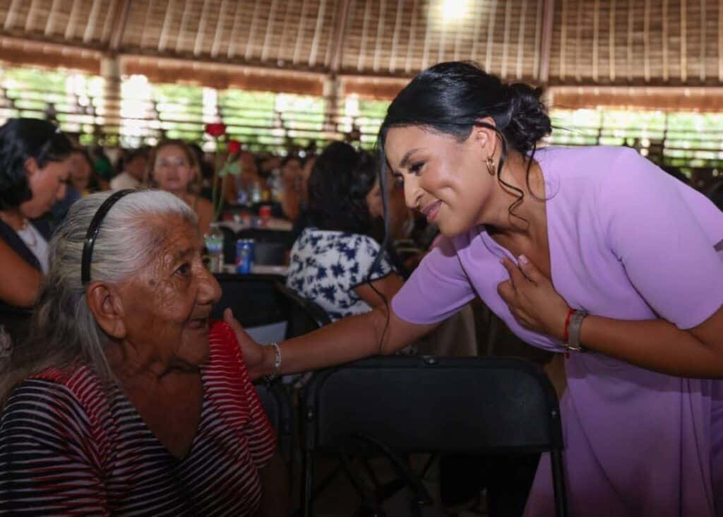 Agasaja Blanca Merari a mamás de Puerto Morelos