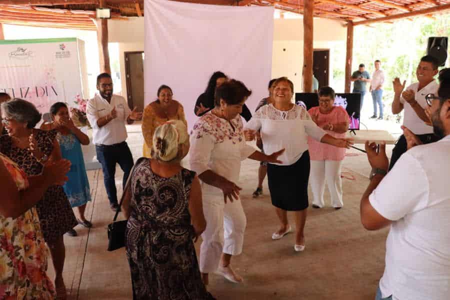 Gran festejo para las mamás del club de adultis mayores de Salamanca