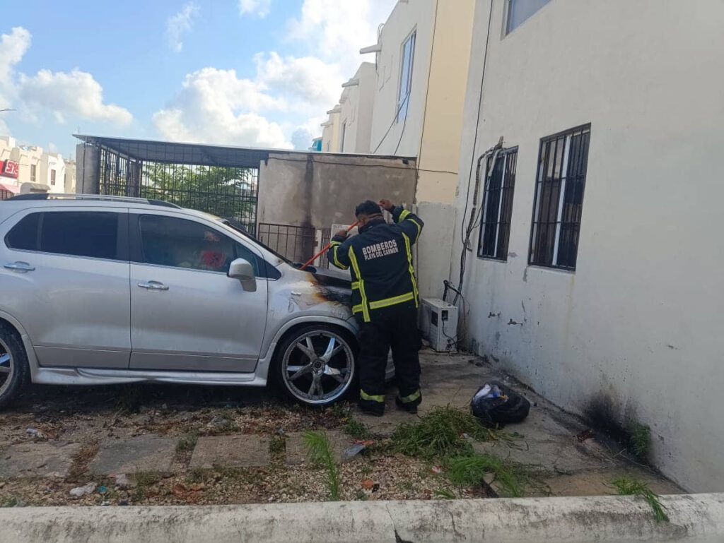 Corto circuito incendia una camioneta en el fraccionamiento villas del sol