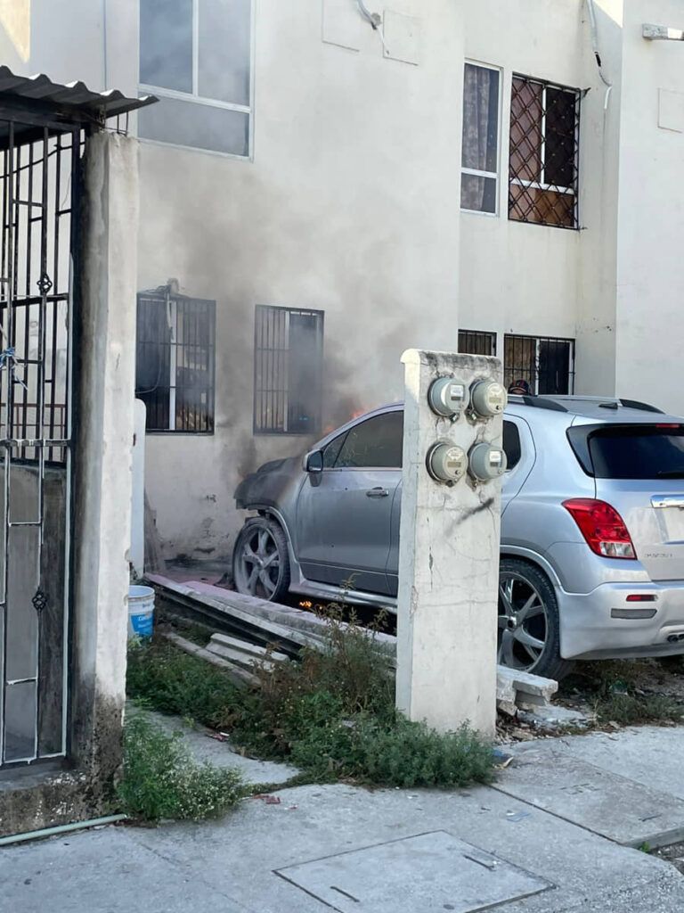 Corto circuito incendia una camioneta en el fraccionamiento villas del sol