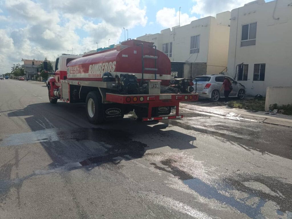 Corto circuito incendia una camioneta en el fraccionamiento villas del sol