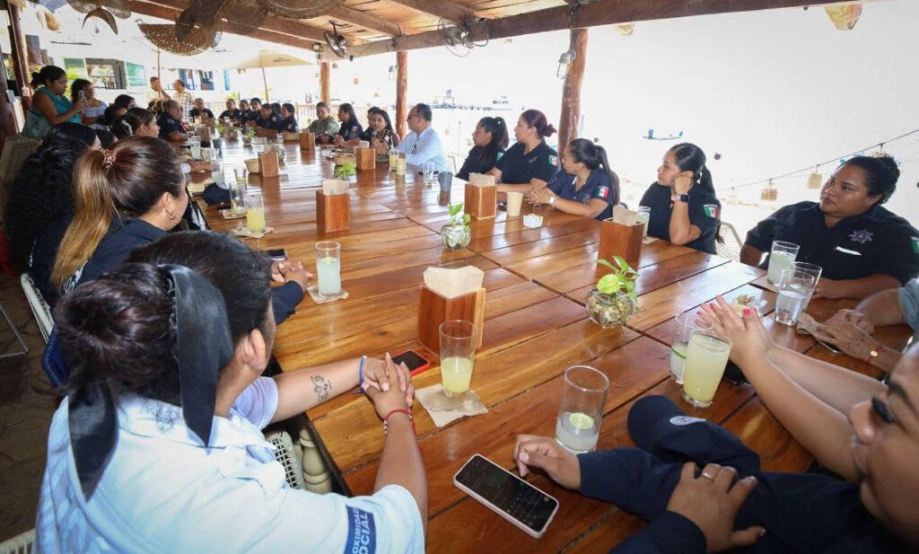 Convive Blanca Merari con policías madres de familia de Puerto Morelos