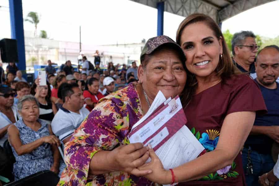 Entrega Mara Lezama tarjetas para que familias transformen sus viviendas