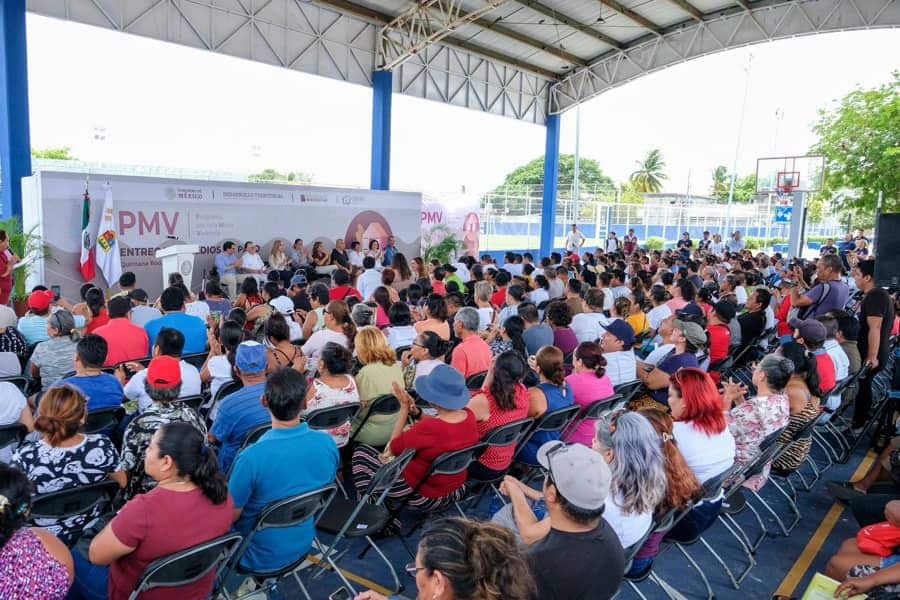 Entrega Mara Lezama tarjetas para que familias transformen sus viviendas