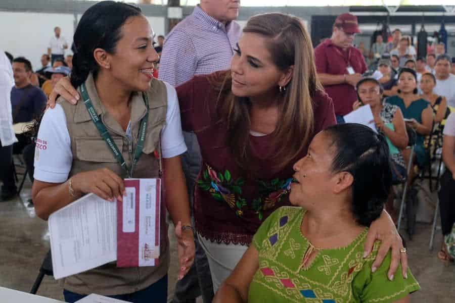 Entrega Mara Lezama tarjetas para que familias transformen sus viviendas