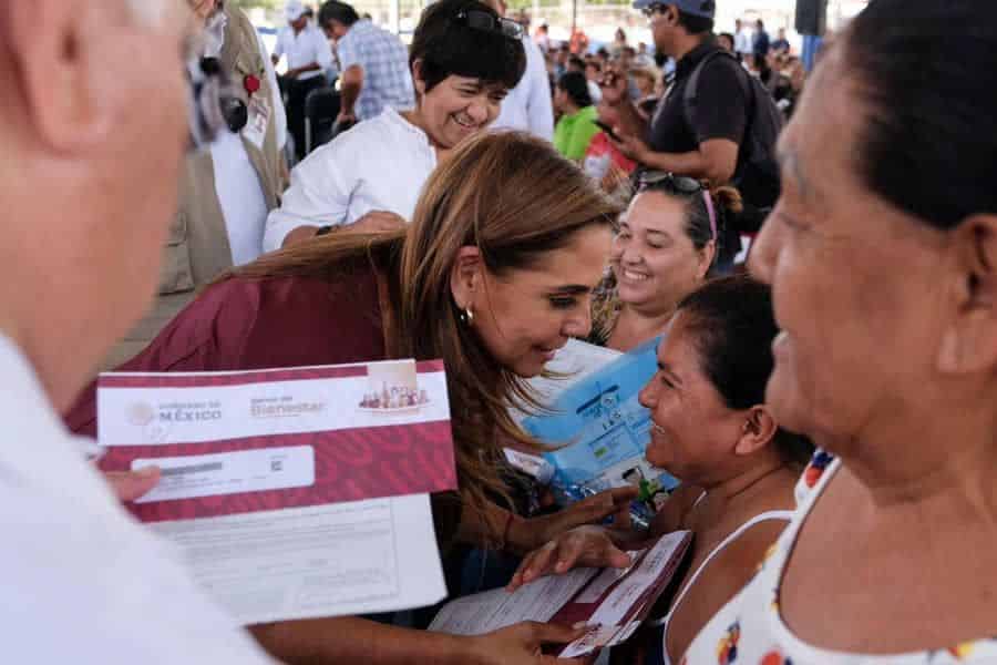 Entrega Mara Lezama tarjetas para que familias transformen sus viviendas