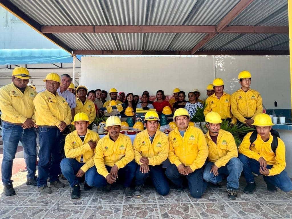 Entregan equipo de protección personal y despliegue a brigadistas de incendios forestales