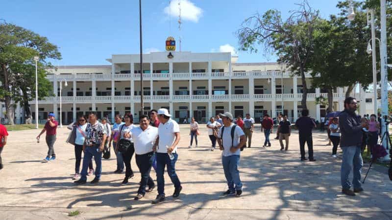 Protestan maestros de educación indígena afuera del Congreso del Estado