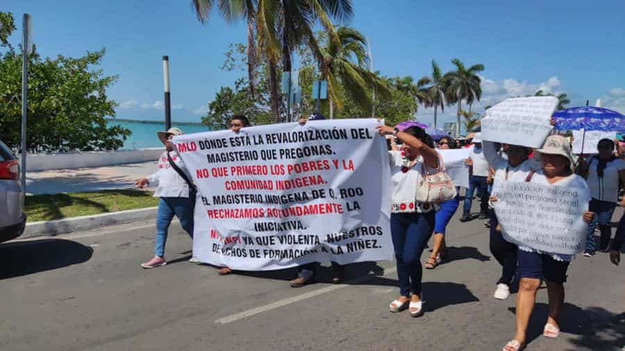 Protestan maestros de educación indígena afuera del Congreso del Estado