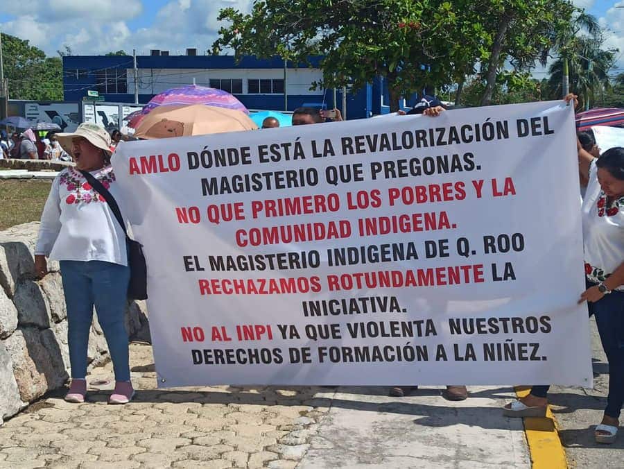 Protestan maestros de educación indígena afuera del Congreso del Estado