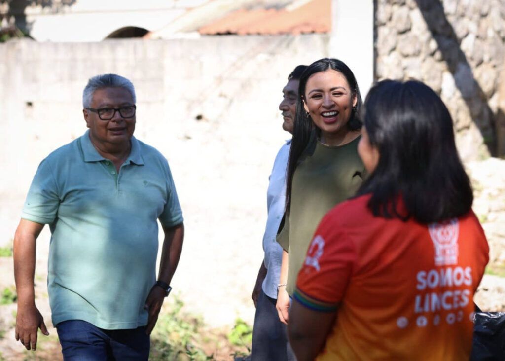 Felicita Blanca Merari a estudiantes del Cecyte por sus esfuerzos para limpiar el sendero del cenote del Domo