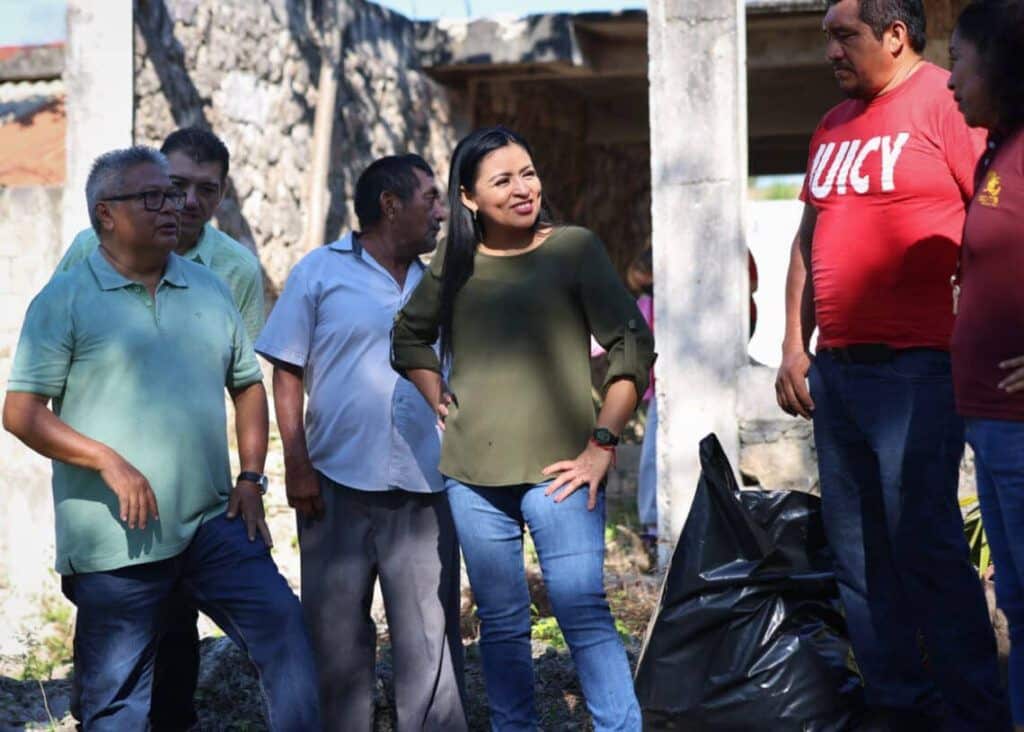 
Felicita Blanca Merari a estudiantes del Cecyte por sus esfuerzos para limpiar el sendero del cenote del Domo