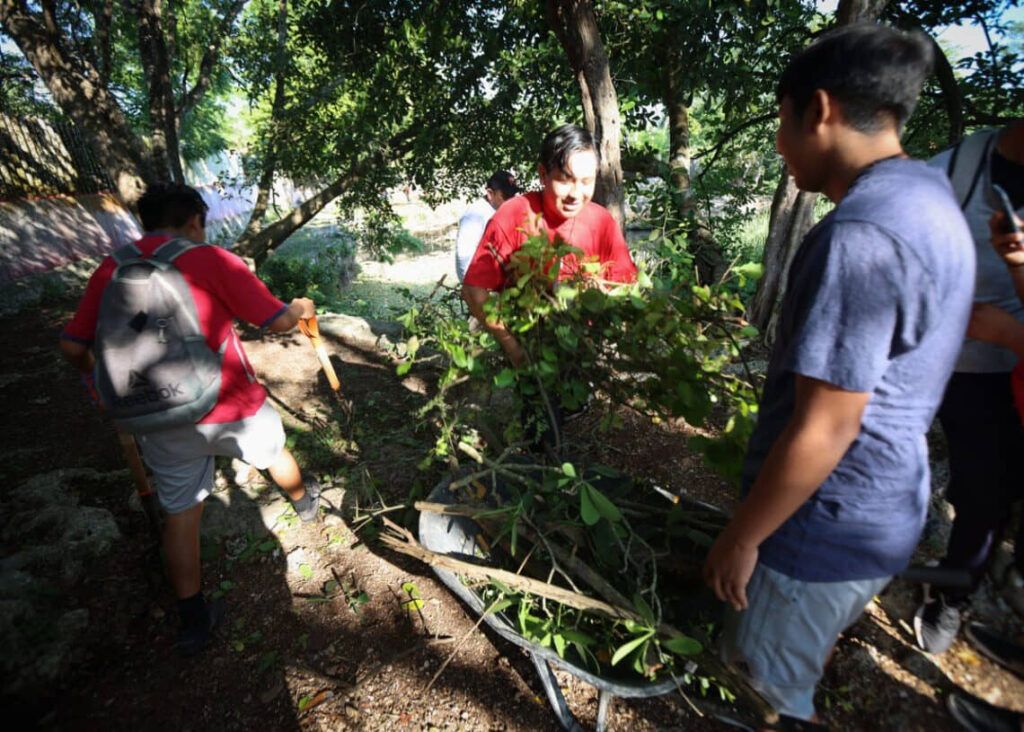 Felicita Blanca Merari a estudiantes del Cecyte por sus esfuerzos para limpiar el sendero del cenote del Domo