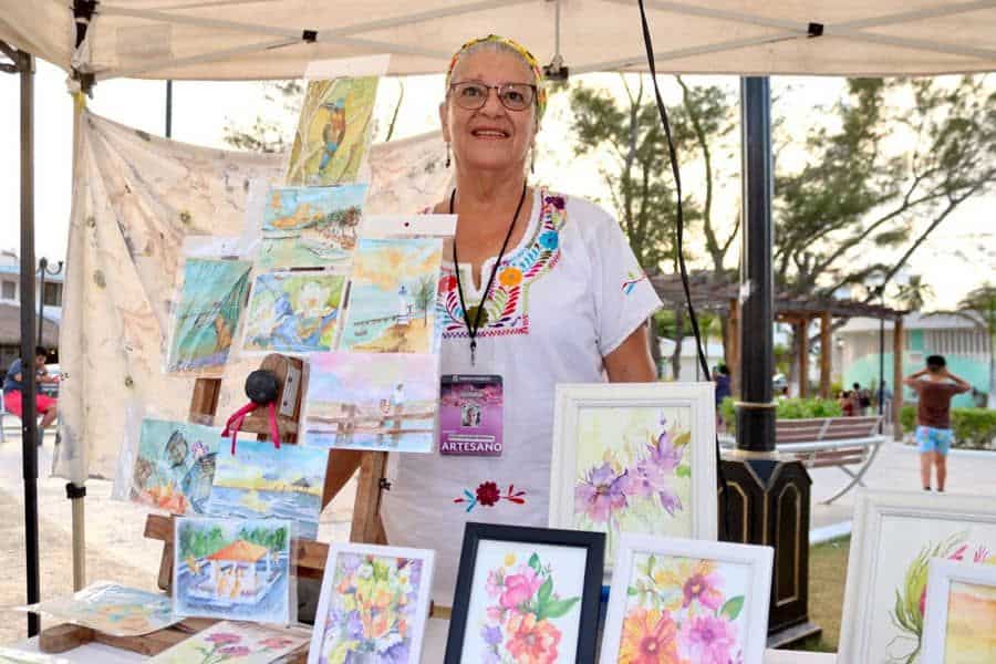 Silvia Luz, una pintora al rescate de la tradición de adquirir postales de viaje