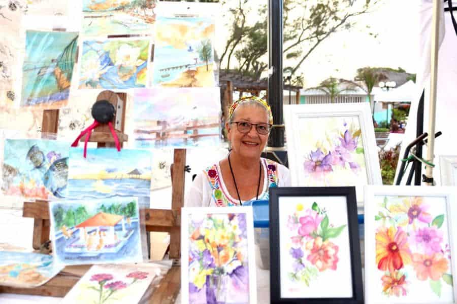 Silvia Luz, una pintora al rescate de la tradición de adquirir postales de viaje