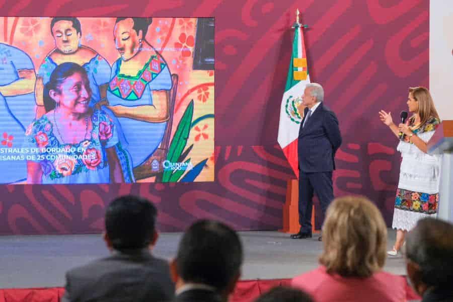 Mara Lezama presenta el ‘’Modelo de Mercado del Bienestar Maya’’, un proyecto cultural y comercial con justicia social

-"Progreso con justicia y crecimiento con bienestar", aseguró desde la capital sobre el "Modelo de Mercado del Bienestar Maya"

-En la conferencia matutina del presidente Andrés Manuel López Obrador, la gobernadora Mara Lezama destacó el crecimiento económico que el Tren Maya llevará al pueblo de Quintana Roo

Ciudad de México, 15 de mayo de 2023.- Como parte de los avances en la construcción del Tren Maya, la gobernadora de Quintana Roo, Mara Lezama, destacó que esta obra única en el mundo ayudará a que el pueblo tenga más y mejores oportunidades, por el crecimiento turístico, pero sobre todo económico que traerá este proyecto a las tierras suroestes de México.

Al respecto, Lezama anunció la estrategia ‘’Modelo de Mercado del Bienestar Maya’’, un programa cultural y comercial a través del cual se busca que, con los paraderos del Tren Maya ubicados en diferentes comunidades quintanarroenses, los artesanos, productores, bordadoras y más puedan tener un espacio para exponer sus creaciones y de esta manera hacer crecer la económica familiar, pero sobre todo de la región, con el objetivo de beneficiar a quienes por años estuvieron excluidos

‘’En estos mercados podrán exponer todos los productos de nuestras y nuestros artesanos, esa gente que merece mucho más’’, destacó.

A través de este tipo de espacios se busca generar ambientes en los que los más de 31 millones de visitantes que llegarán al estado puedan experimentar la vasta cultura de las comunidades del estado a través de la gastronomía, el arte, las tradiciones, la arqueología, entre muchos otros aspectos importantes que hacen de Quintana Roo un lugar perfecto para fortalecer la identidad de la nación.

‘‘Estos son los mercados del Bienestar Maya, en donde hacemos justicia social ’’, concluyó

La gobernadora puntualizó que para hacer posible este nuevo modelo de mercado se tendrá la participación de cooperativas y de organizaciones de productores con lo que se busca que sus frutos lleven bienestar a todos.

Así mismo, Mara Lezama, durante su participación realizó un breve recorrido por las 8 estaciones y los 4 paraderos que se encontraran en Quintana Roo, los cuales serán pieza fundamental para el funcionamiento de los ‘’Mercados para el Bienestar Maya’’, pues permitirá que visitantes del todo mundo puedan disfrutar de los bellos paisajes del estado, desde las playas turquesas de Cancún, el Faro Inclinado de Puerto Morelos, la multiculturalidad de Playa del Carmen, la zona arqueológica de Tulum, así como las tradiciones de comunidades en medio de la selva y mucho más.