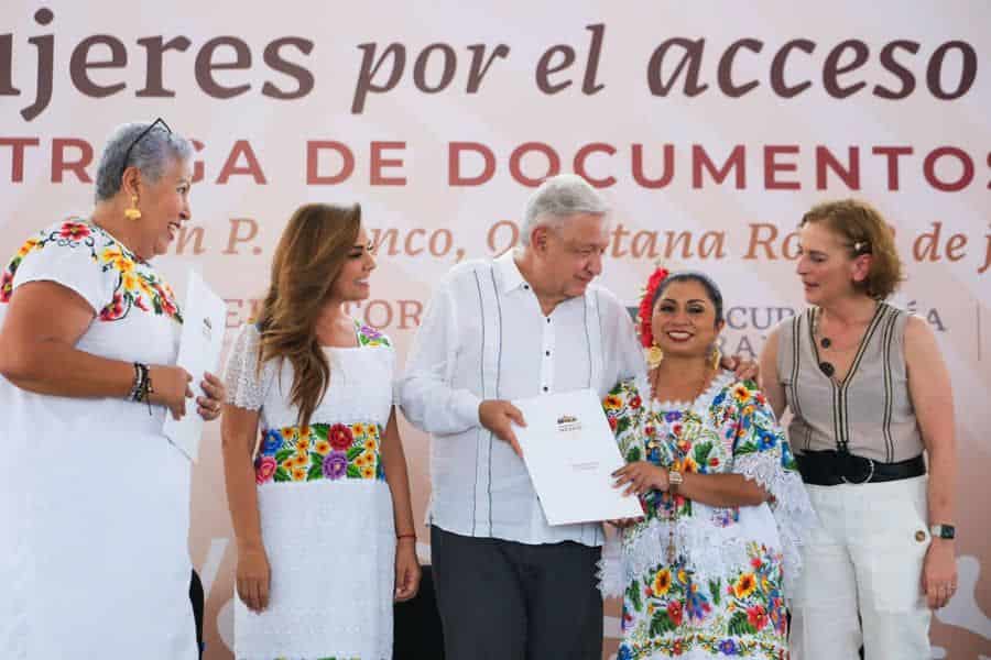 En hecho histórico, López Obrador y Mara Lezama entregan documentos agrarios a mujeres en Chetumal