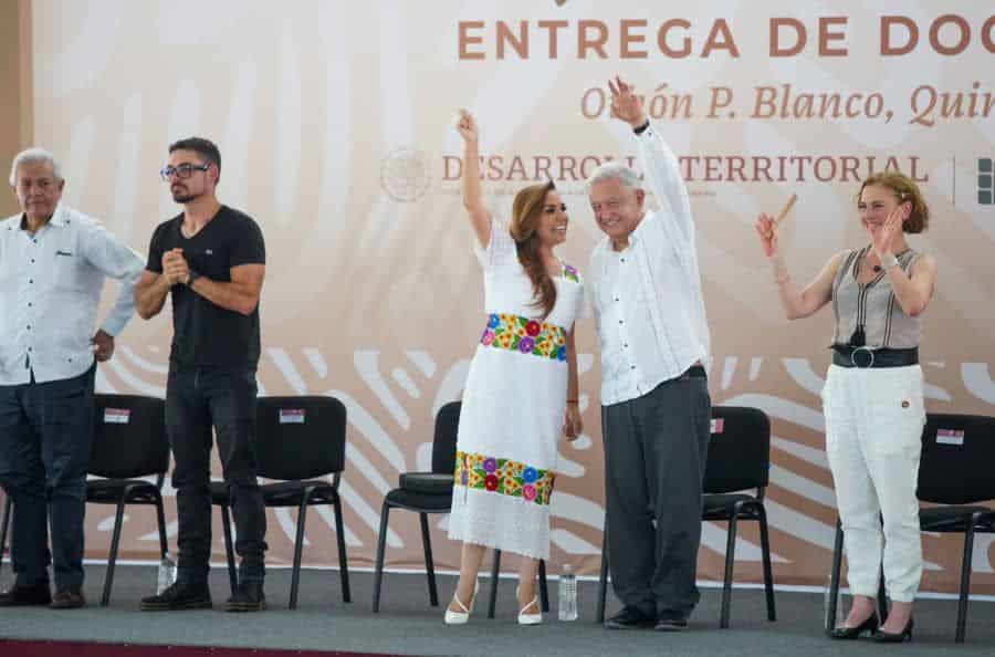 En hecho histórico, López Obrador y Mara Lezama entregan documentos agrarios a mujeres en Chetumal