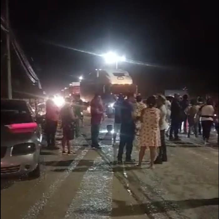 Bloquean ciudadanos carretera en la entrada de Playa del Carmen