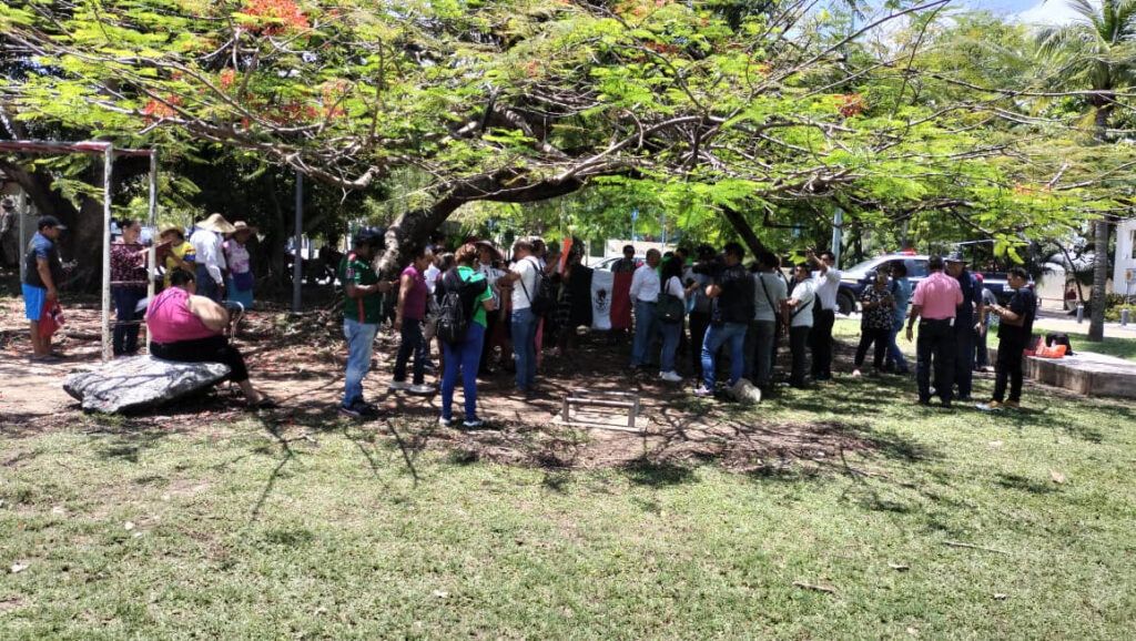 Habitantes de colonias irregulares se concentran en el Kilómetro Cero de Cancún