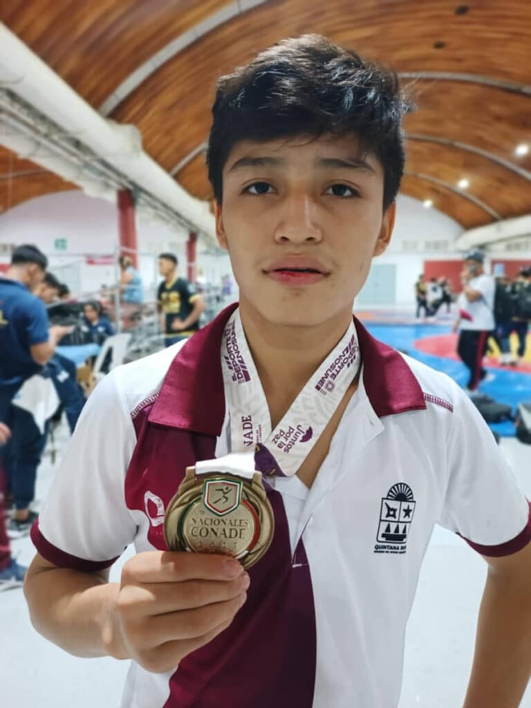 Atletas quintanarroenses logran 4 medallas en competencia de luchas asociadas
