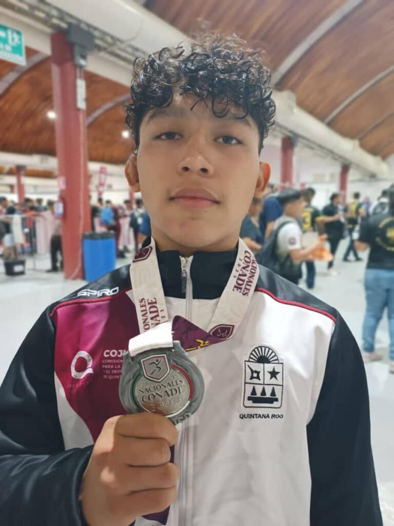 Atletas quintanarroenses logran 4 medallas en competencia de luchas asociadas
