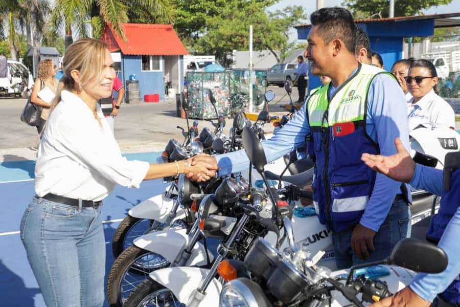 Lili Campos entrega equipo por mejores servicios públicos