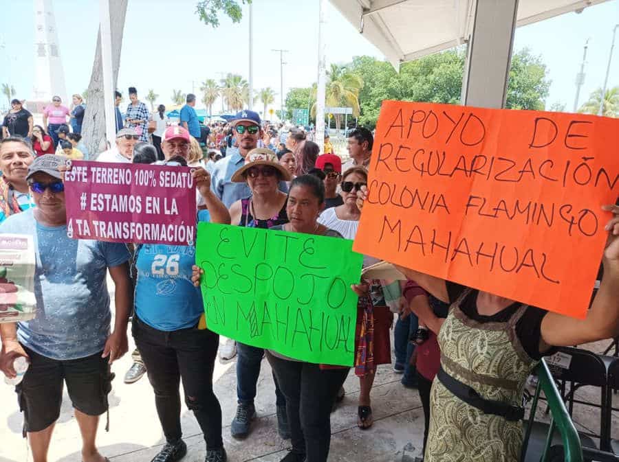 Se manifiestan colonos de Mahahual, para exigir apoyo de AMLO en su regularización