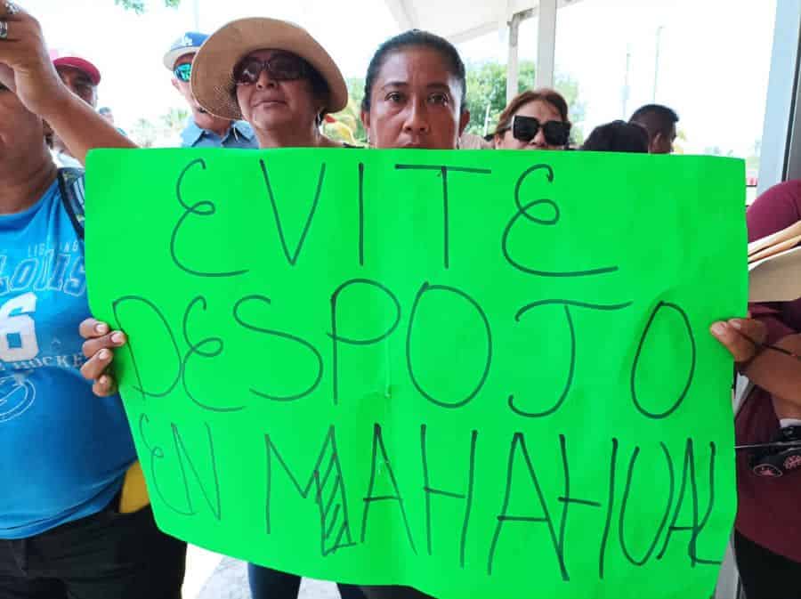 Se manifiestan colonos de Mahahual, para exigir apoyo de AMLO en su regularización