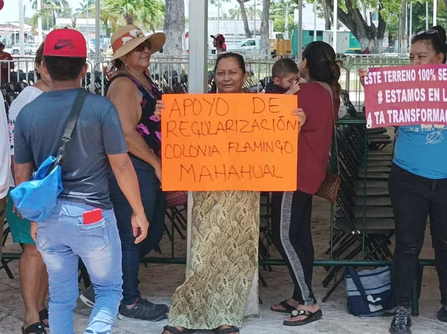 Se manifiestan colonos de Mahahual, para exigir apoyo de AMLO en su regularización