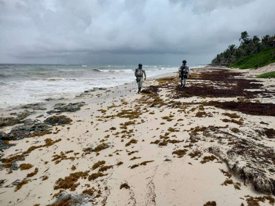 Recalan dos paquetes de cocaína en playa de Tulum