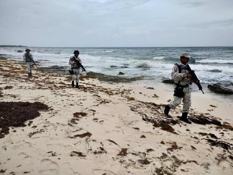 Recalan dos paquetes de cocaína en playa de Tulum