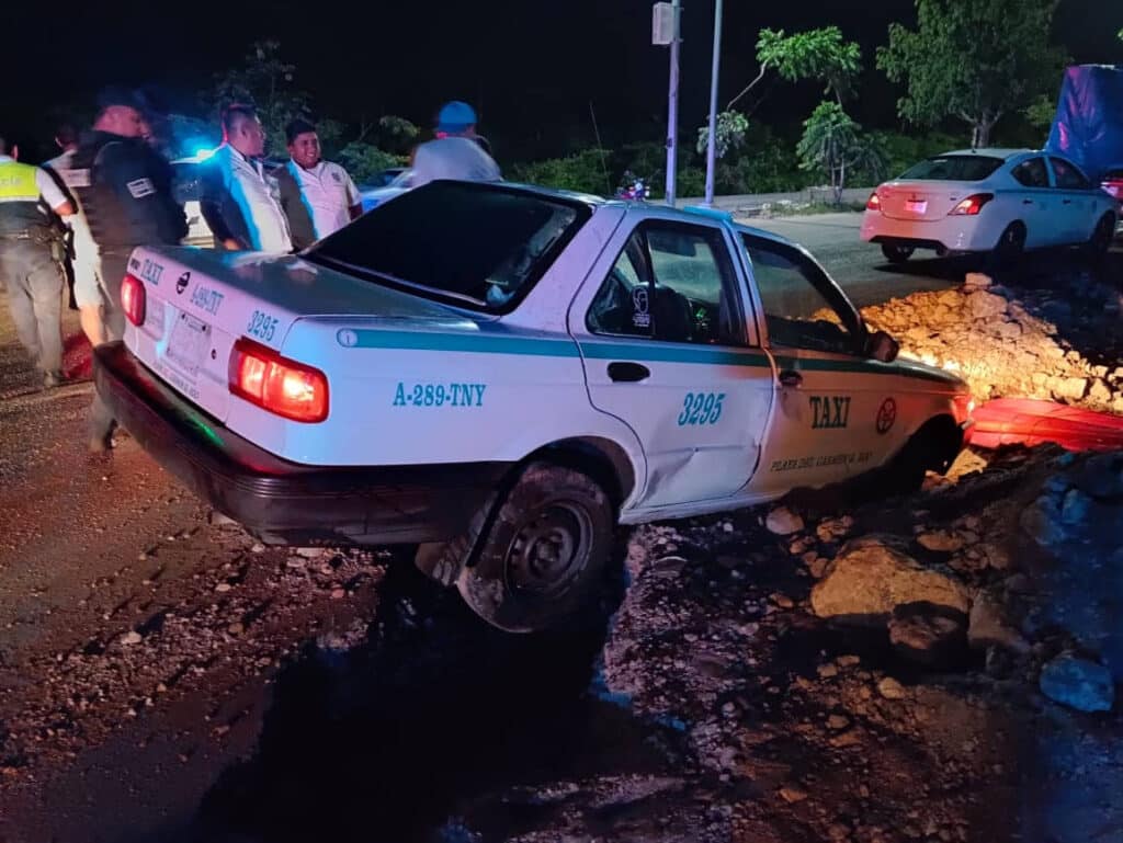 Taxista en estado de ebriedad cae en una zanja