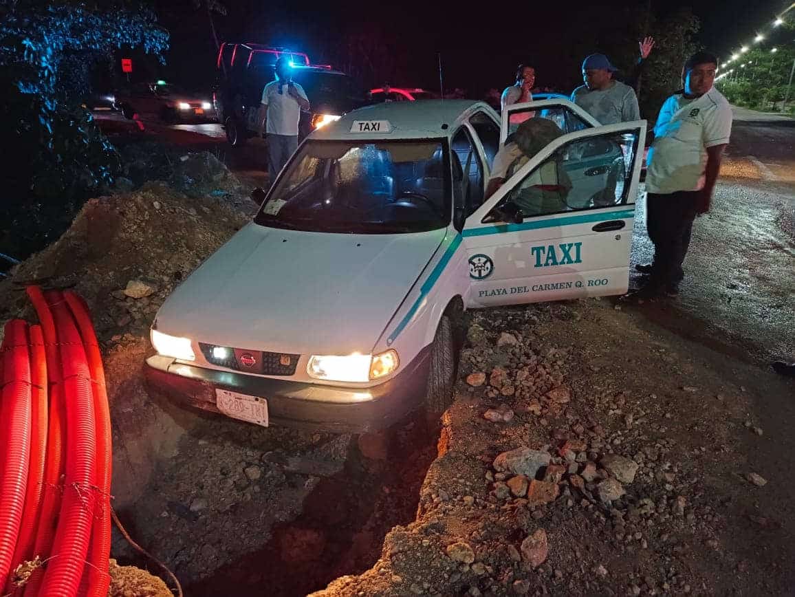Taxista en estado de ebriedad cae en una zanja